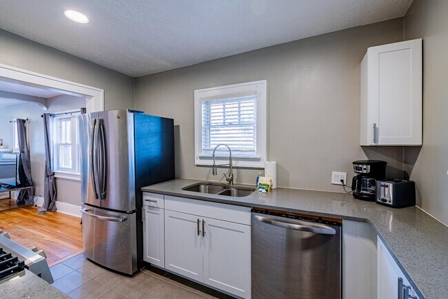 Building Photo - 722 Marquette Ave NW