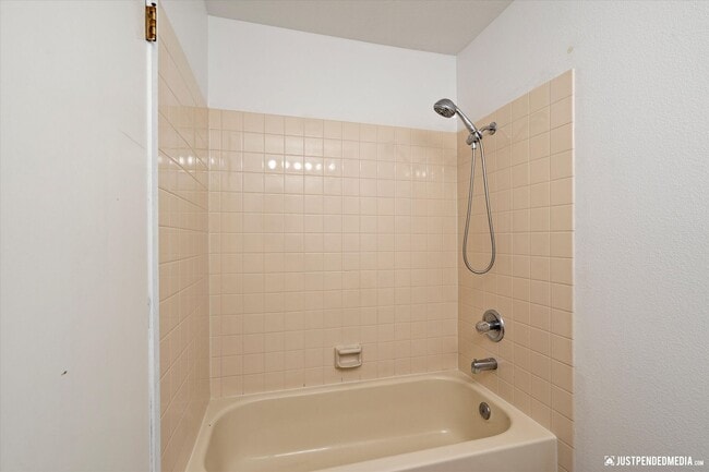 Building Photo - 2 Bed/ 2 Bath / Garage - Anchorage Condo!