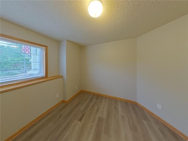 Building Photo - 452 Orchard Pkwy W