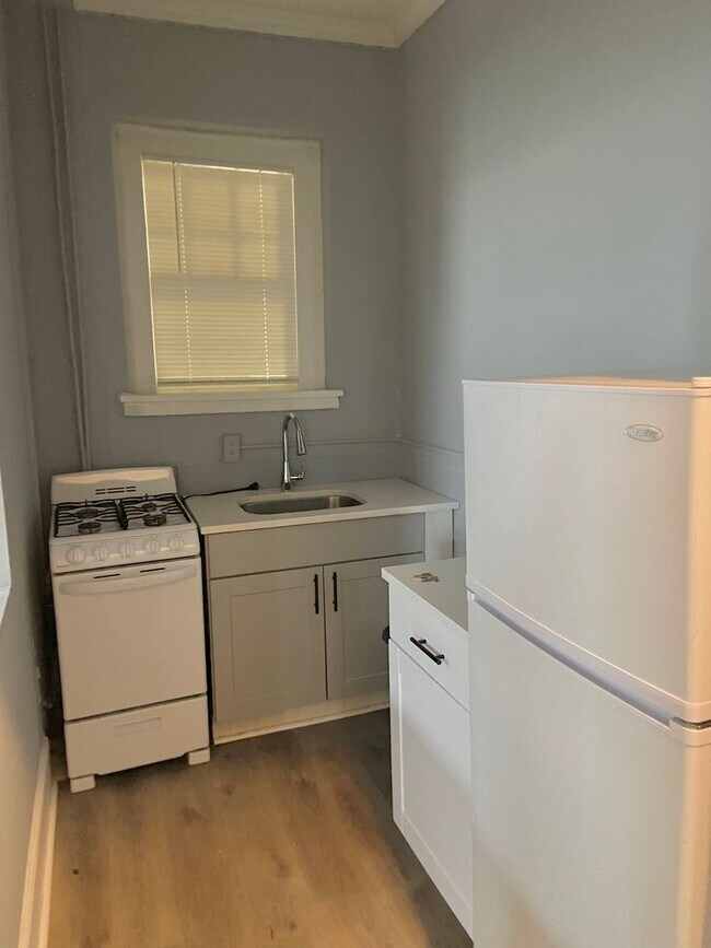 Building Photo - *COMING SOON* Charming Two Bedroom in Uptown Clt!