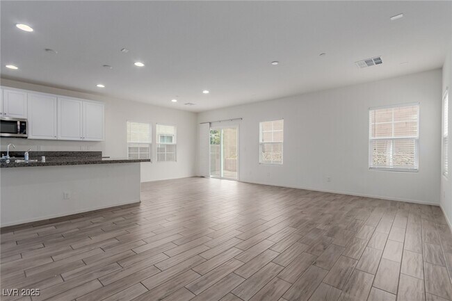Building Photo - 386 Ambitious St