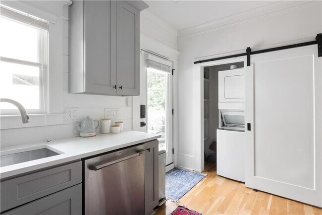 Building Photo - 544 Winton Terrace NE