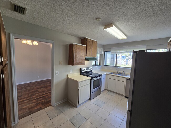 Building Photo - 425 Sunnyside Dr