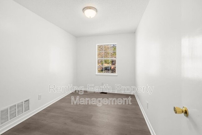 Building Photo - 2836 Creek Ln NE