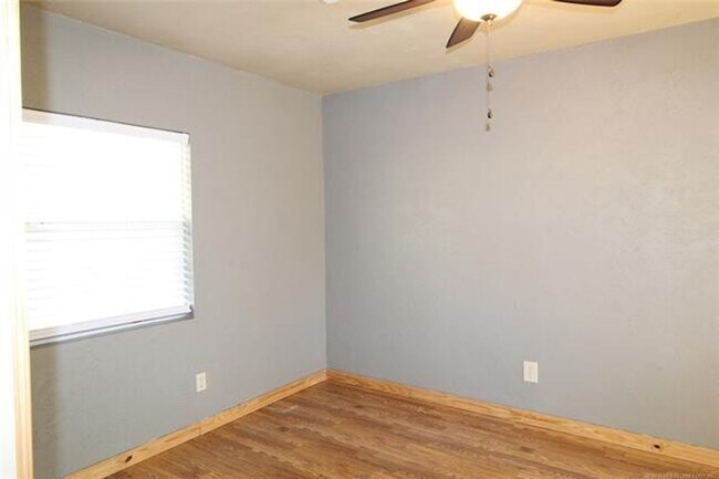 Building Photo - 2 Bedroom 1 bathroom