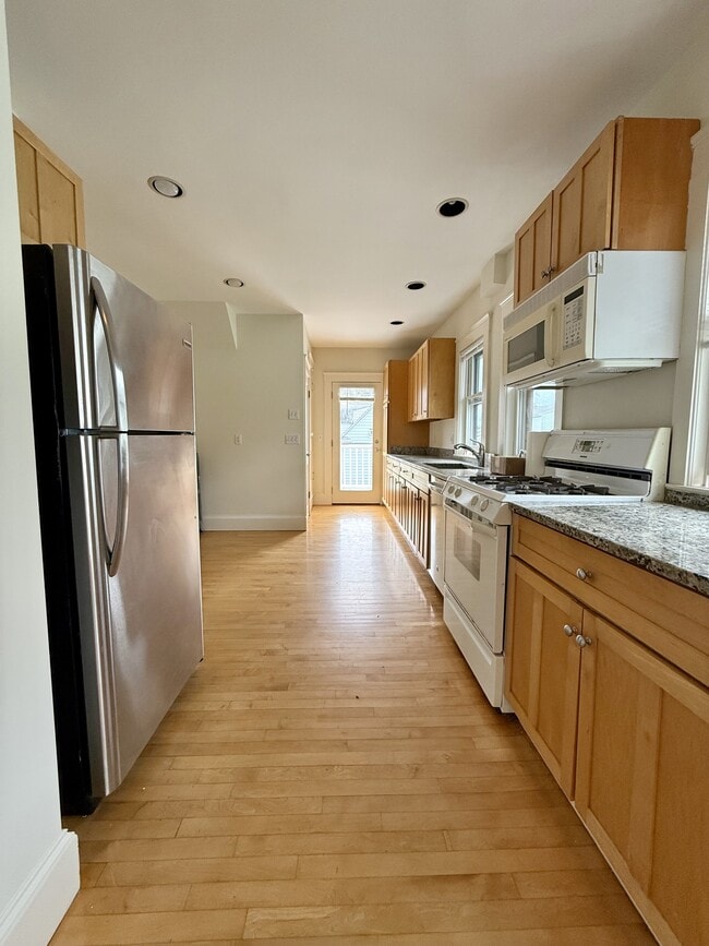 Primary Photo - 68 Putnam St