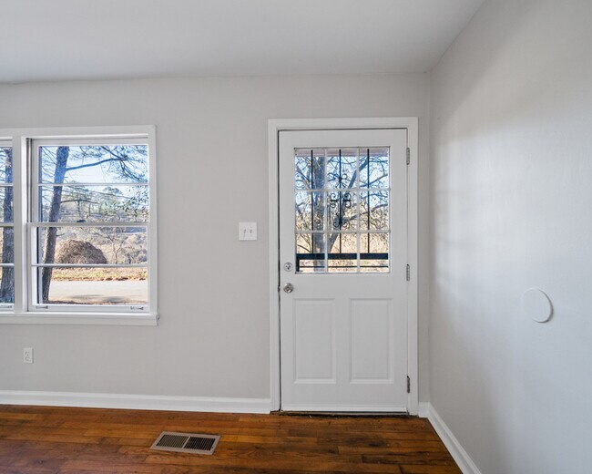 Building Photo - 2371 Swallow Cir SE