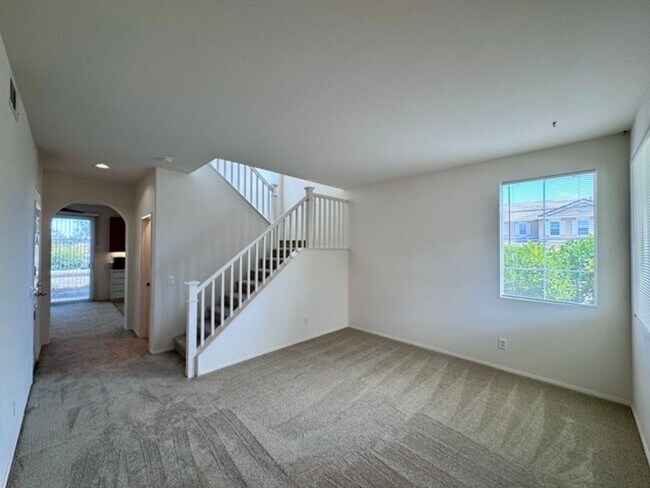 Building Photo - Beautiful 3 Bedroom two story South Temecu...