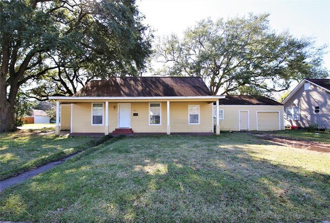 Primary Photo - 411 E Gulf St