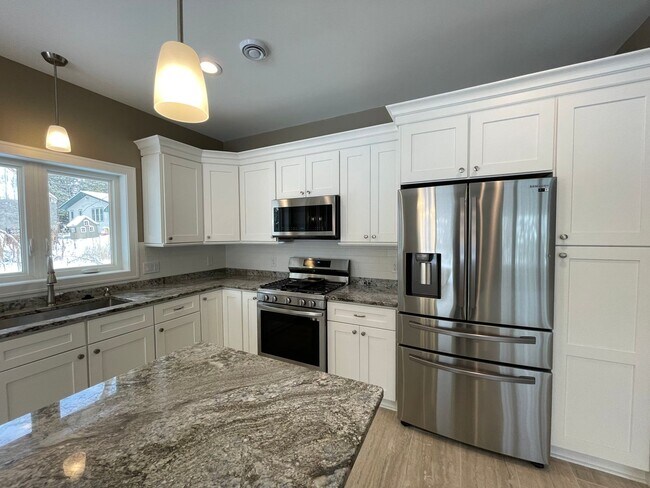 Building Photo - AVAILABLE AUGUST- 3 Bed 2 Bath Townhome In...