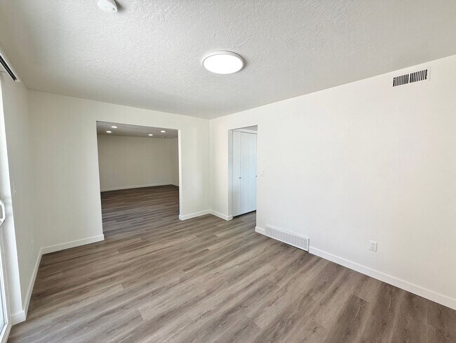 Building Photo - Open House June 20th | 3 Bedroom Townhome in Holladay