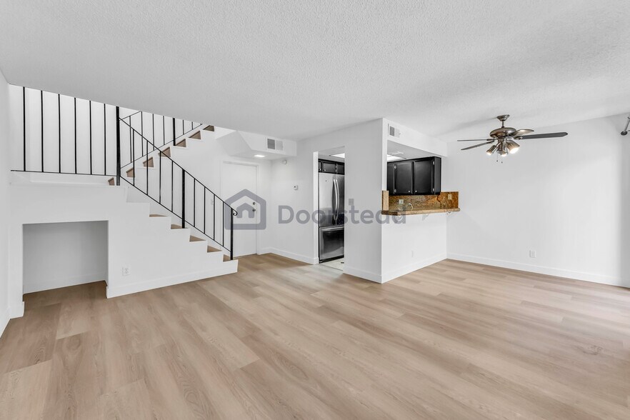 Building Photo - 15555 Nordhoff St