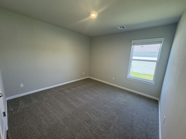 Building Photo - 15910 East 75th St N