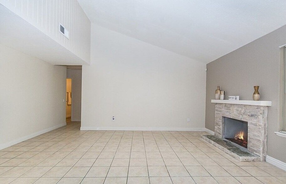 Building Photo - 13739 Sylmar Dr