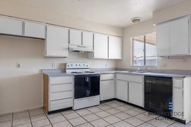 Building Photo - 2 Bed/ 1 Bath at 67th/Van Buren! Move-In R...
