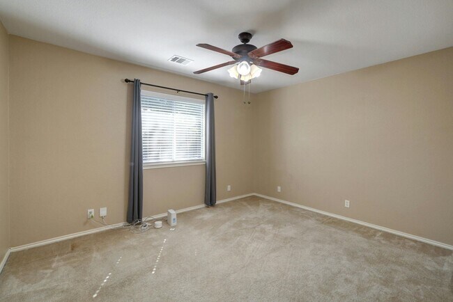 Building Photo - Spacious 4-Bedroom Gem with Office in Desi...
