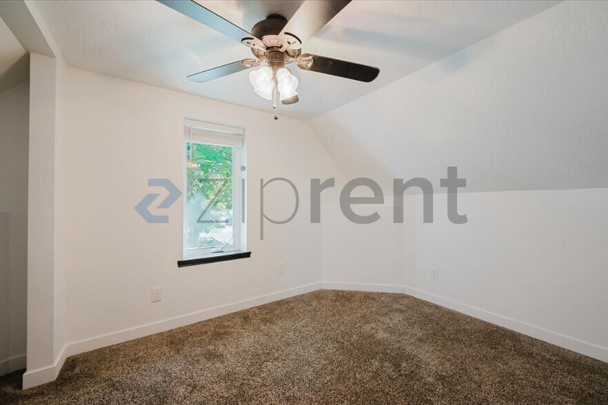 Building Photo - Unit