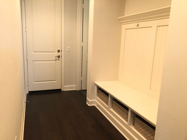 Building Photo - Stunning 4-Bedroom Home in the Desirable Gated Community of Laurel Point