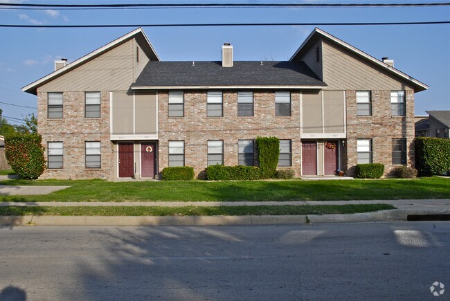 Primary Photo - Sycamore Square Townhomes
