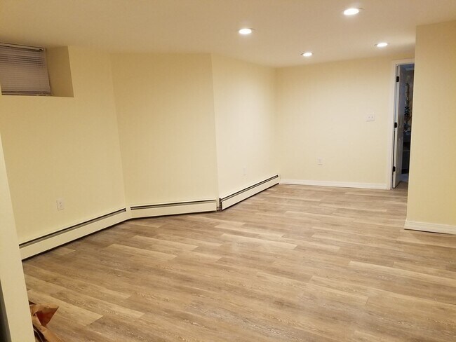 Building Photo - 98 Topliff St