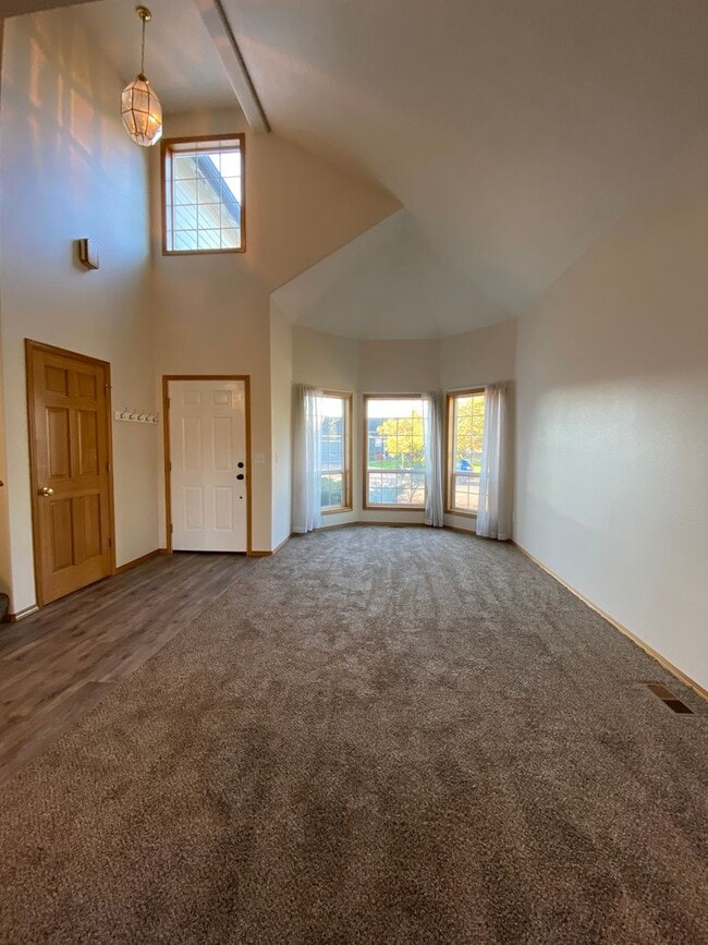 Building Photo - Spacious & Updated 4 Bedroom 2.5 Bath In H...