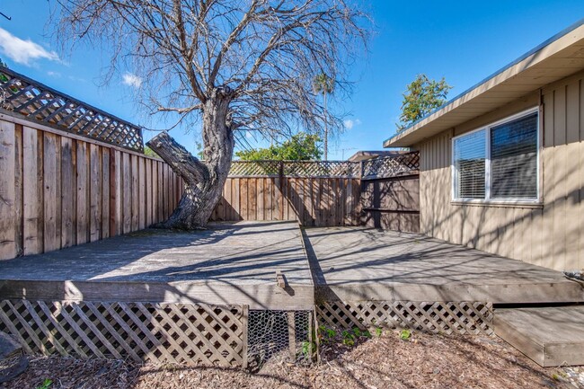 Building Photo - Mountain View Home l Spacious Open Layout ...