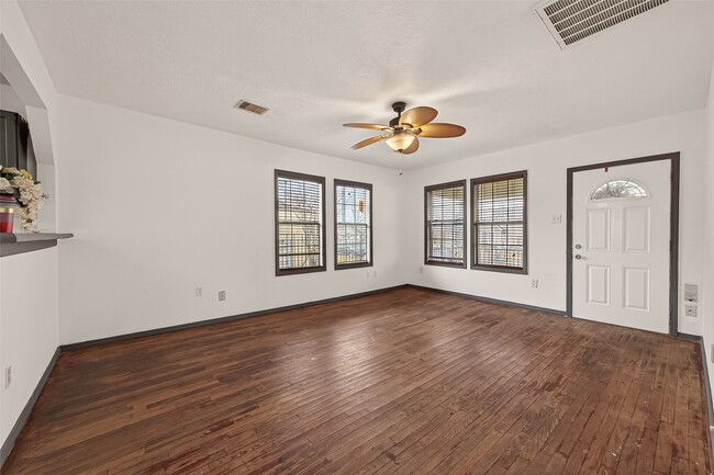 Building Photo - 1110 11th St