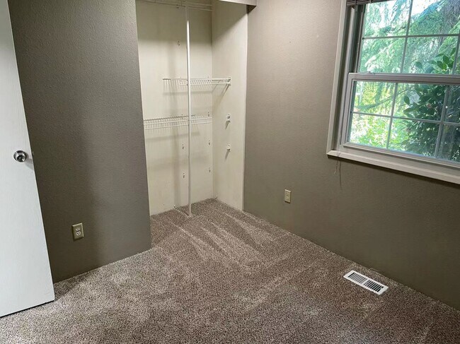 Building Photo - Beautiful & stunning 3-bed, 2-bath house i...