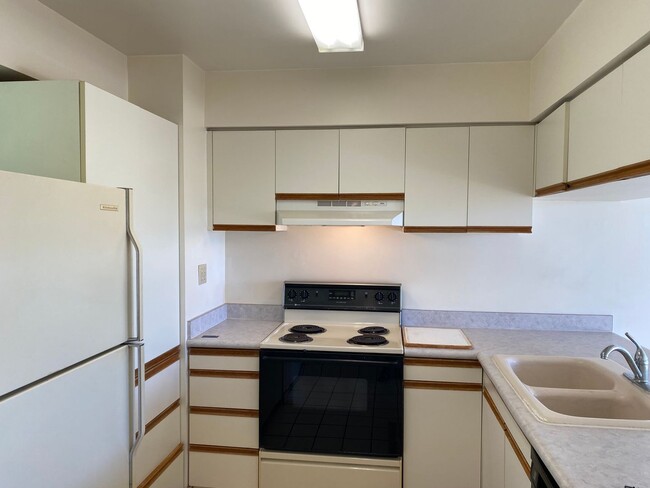 Building Photo - Makaha Valley Towers - One Bedroom