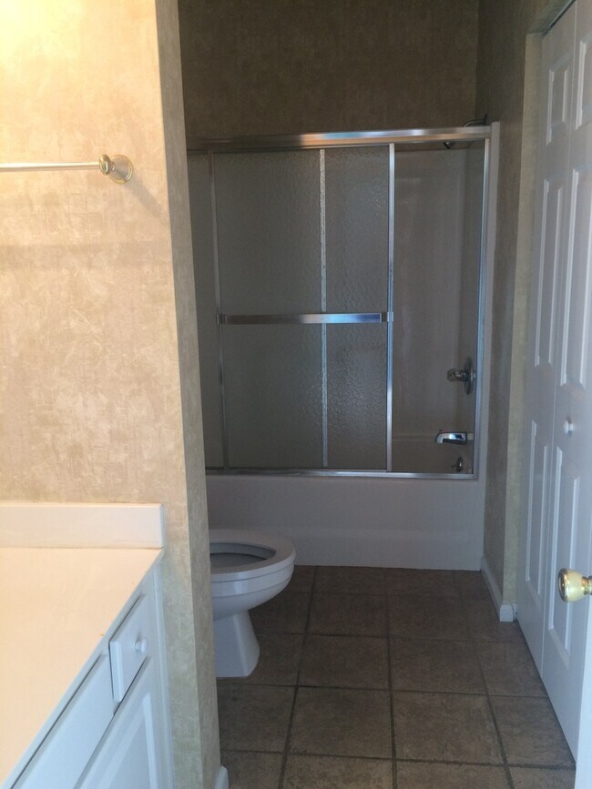 Building Photo - 2 Bed, 2 Bath Condo for Rent in Sweetwater