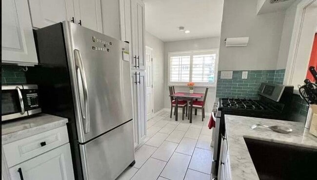 Building Photo - North Inglewood Home