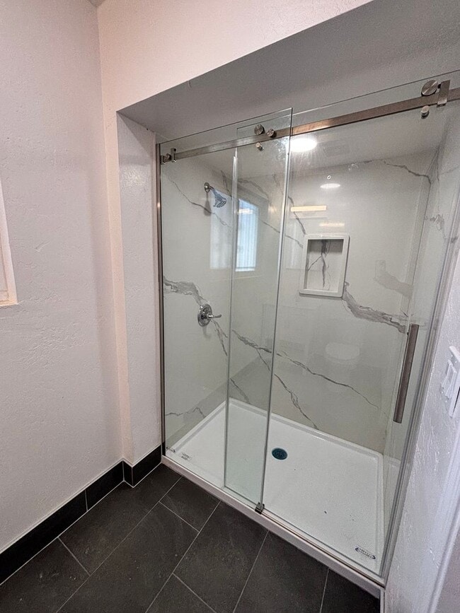 Building Photo - Spacious 3BR, 2Bath House Oakland | $35=00 | Newly Remodeled | Se Habla Español