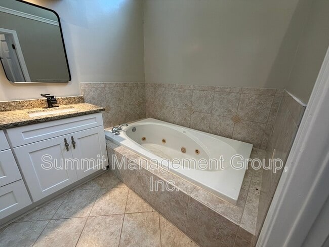 Building Photo - 1611 Ellington Rd SE