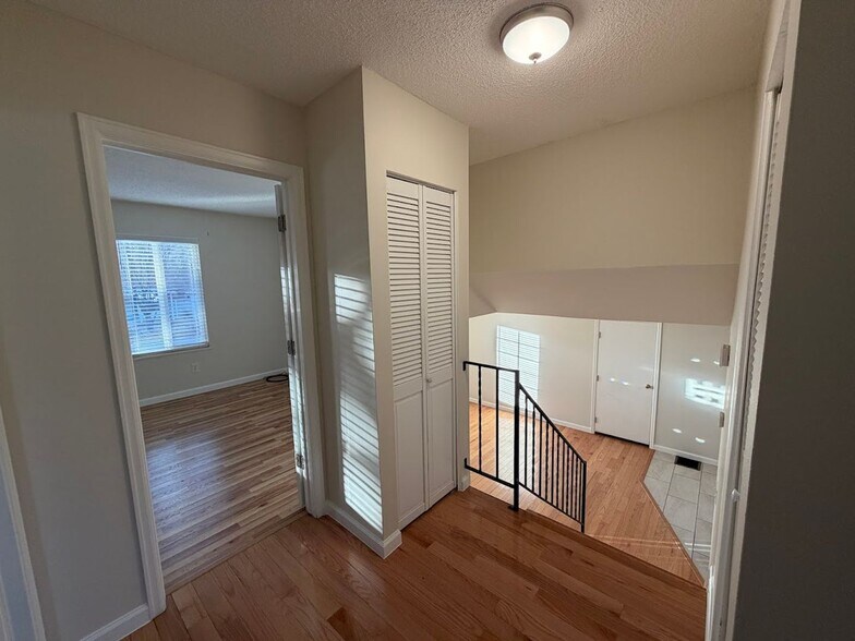 Building Photo - 2406 Bowen St