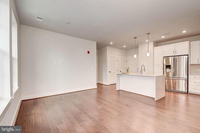 Building Photo - 1411 Key Blvd