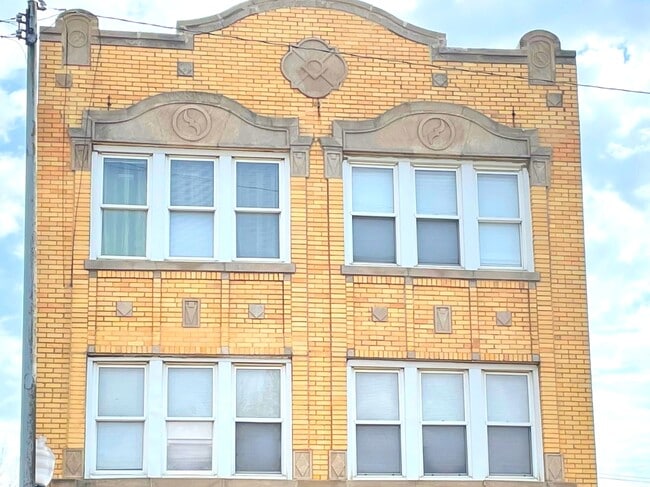 Primary Photo - 4343 W Diversey Ave
