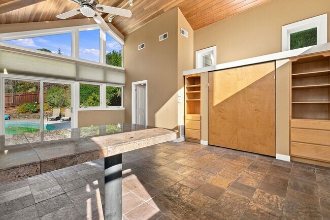 Building Photo - 25 Biscayne Ct