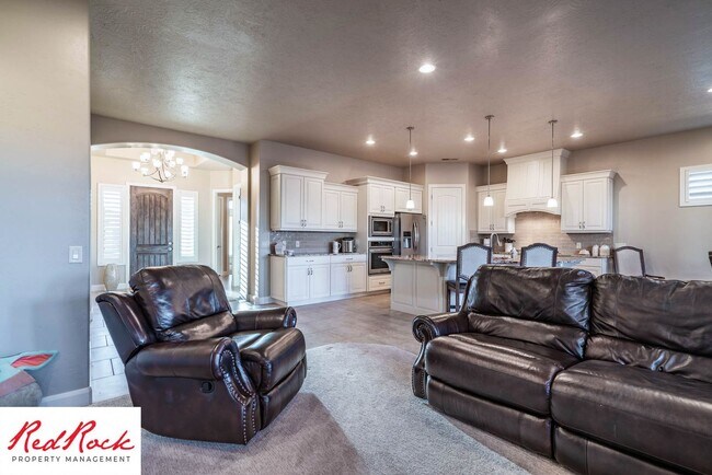 Building Photo - Stunning 3 Bedroom Fully Furnished Home. C...