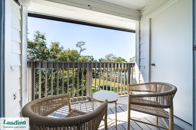 Building Photo - 1000 Palm Pl Dr NE