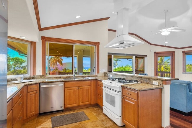 Building Photo - Launiupoko Long-Term Rental – Panoramic Views & Central A/C