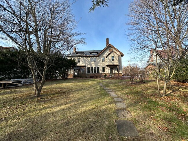 Building Photo - 671 Prospect St