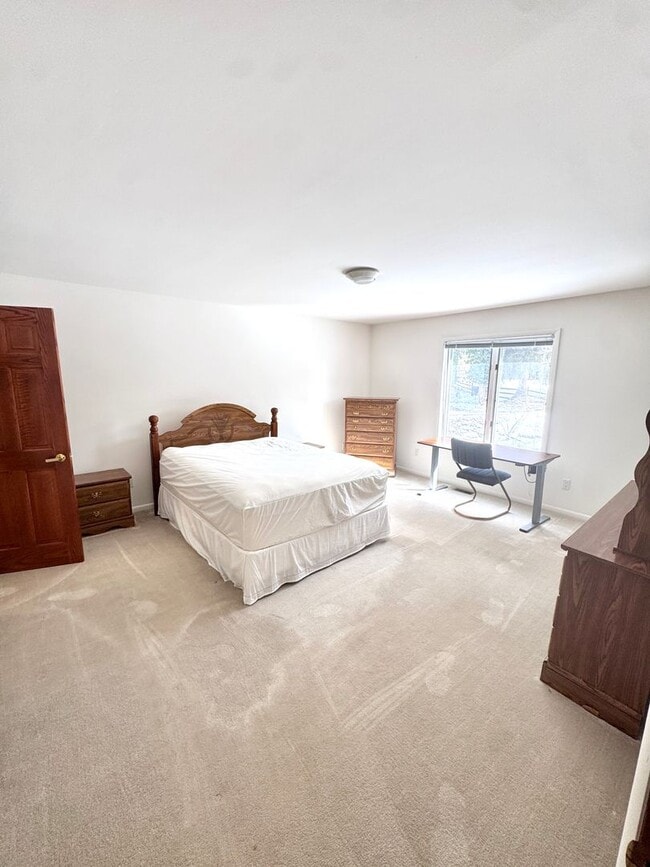 Building Photo - GRAND FIVE BEDROOM HOME