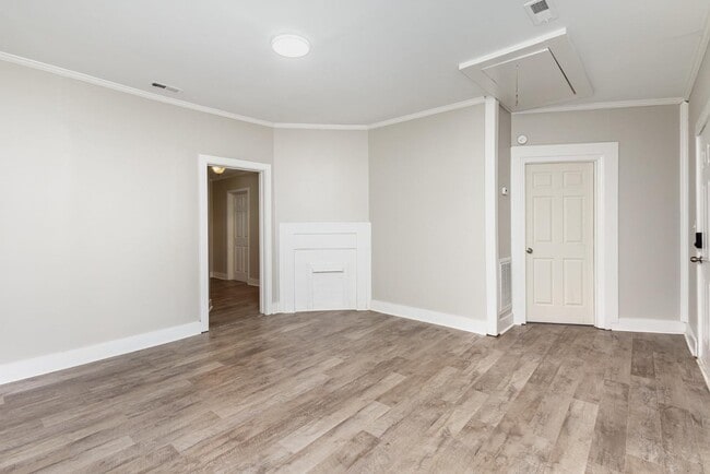 Building Photo - 105 S Elm St