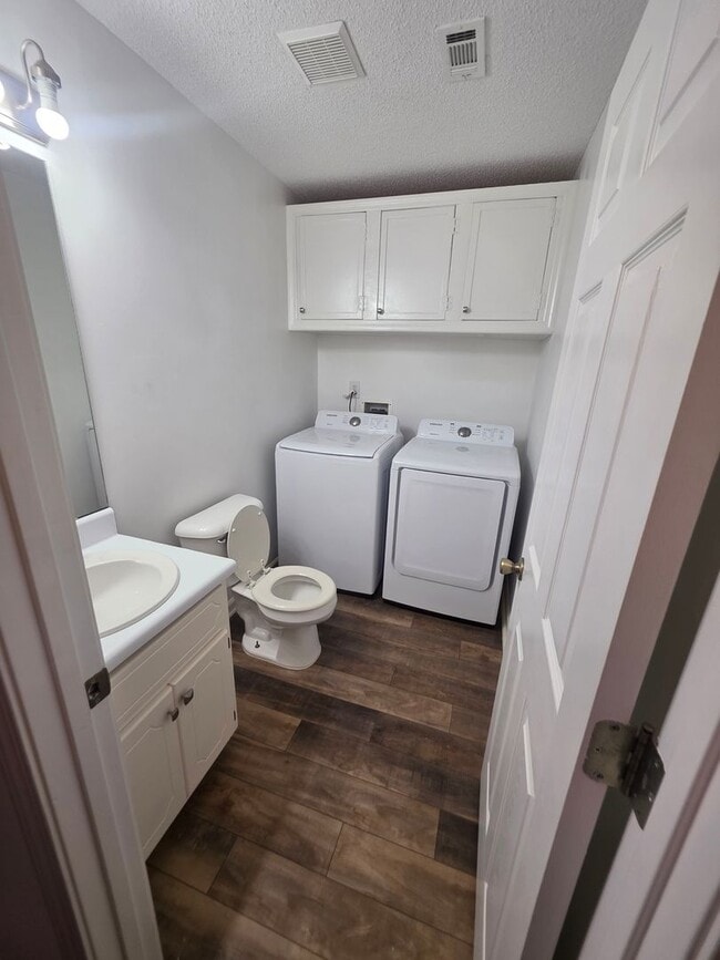 Building Photo - 203 Woodrun Dr