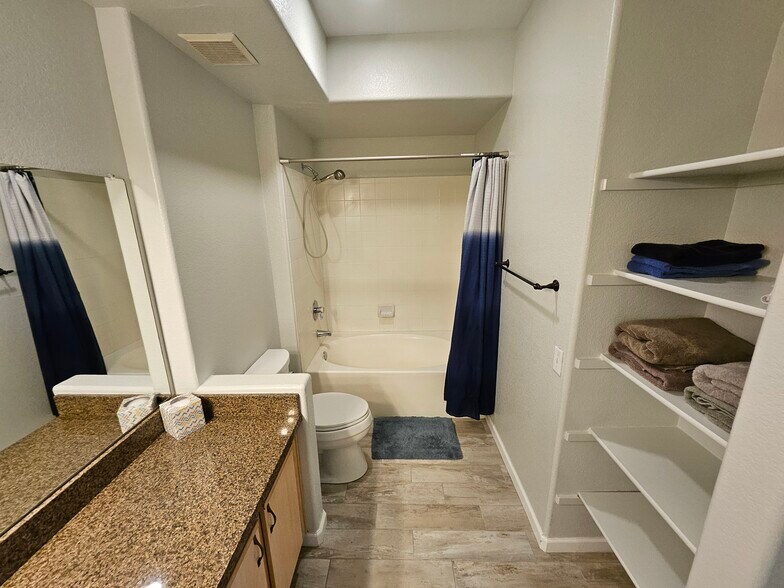 Building Photo - 4343 E Soliere Ave