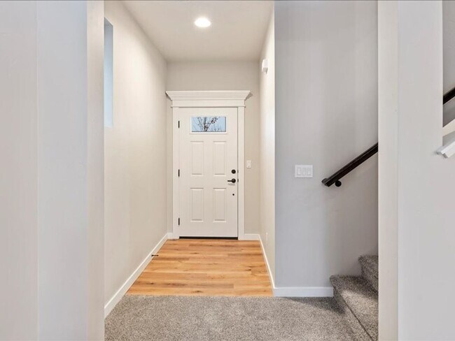 Building Photo - Free September Rent!  Beautiful Newer 4 Bed, 3 Bath located in the heart of Meridian - available ...