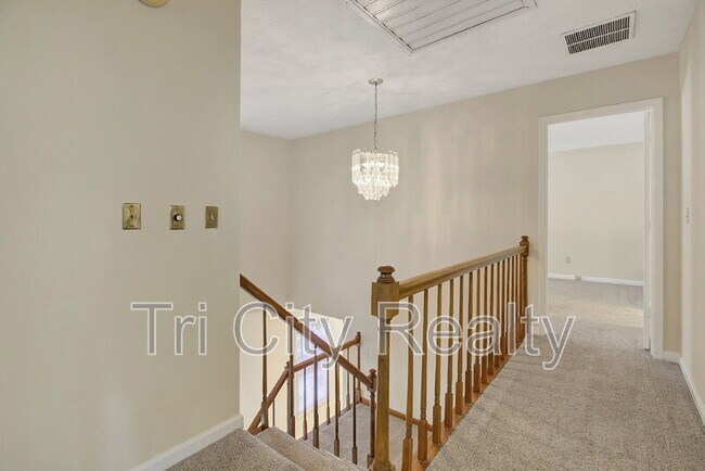 Building Photo - 216 Shadowood Ln