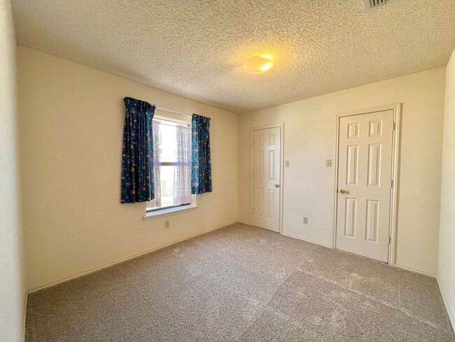 Building Photo - Available now! 3/2/2 with fenced backyard and small sunroom