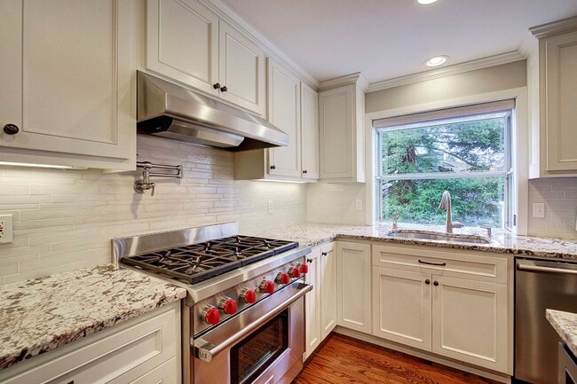 Building Photo - 5Bd/3.5Ba Newcastle House