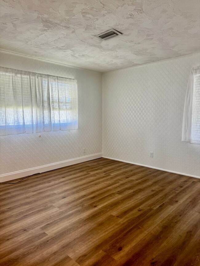 Building Photo - Welcome to your Florida retirement dream in desirable Hollywood Estates.